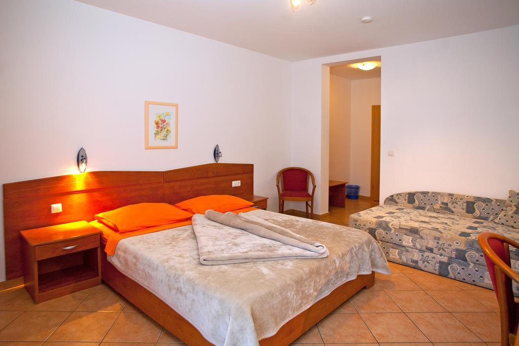 Guesthouse Villa Adria Malinska Exteriör bild