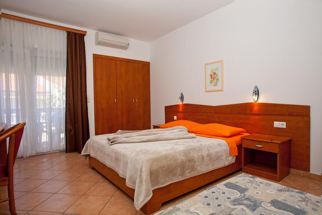 Guesthouse Villa Adria Malinska Exteriör bild
