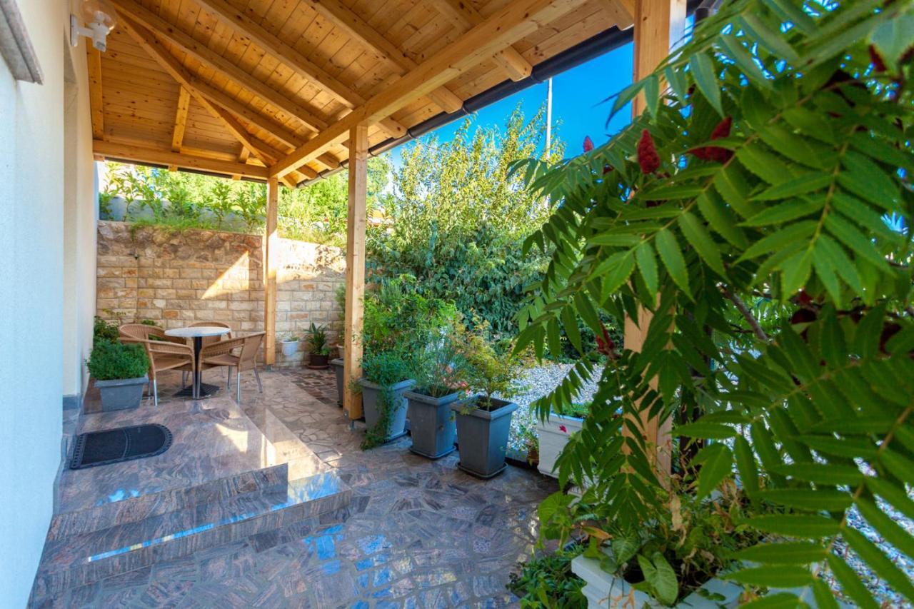 Guesthouse Villa Adria Malinska Exteriör bild